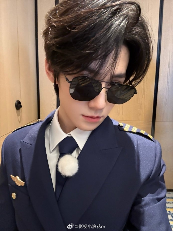 张真源奔跑吧14录制张真源机长造型返场奔跑吧 张真源参与《奔跑吧14》首期录制，