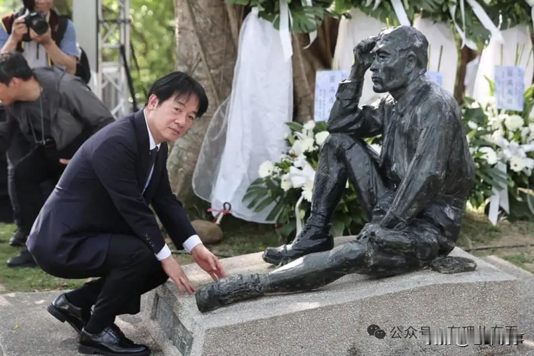 2026年，这都是怎么回事啊！一边是下跪，另一边也是跪下；一边是演戏，另一边则是