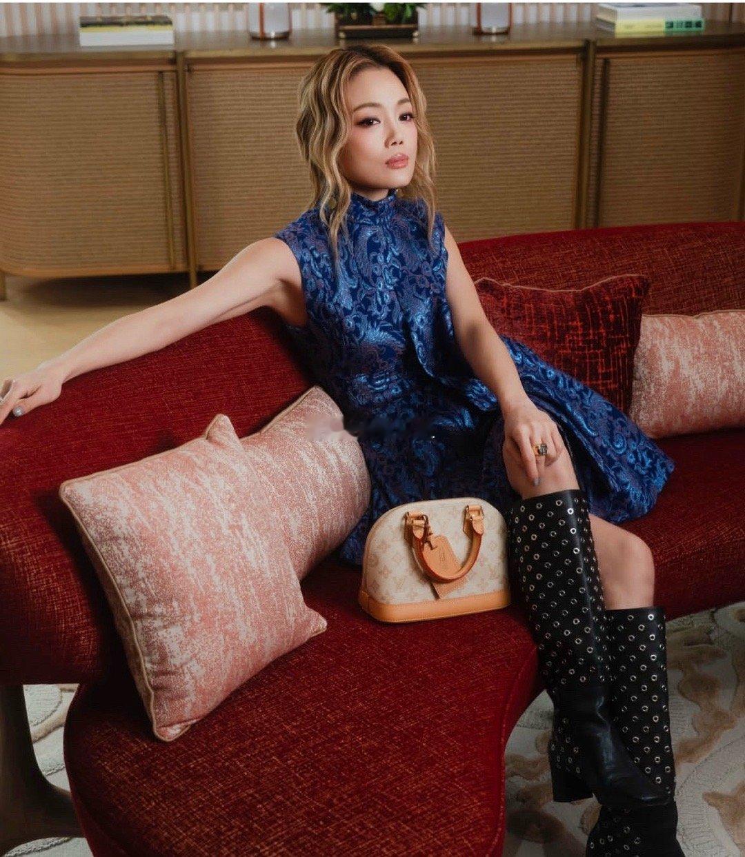 太美啦！容祖儿亮相路易威登利园店开幕盛典！身着2026早春系列，高领A字轮廓、熠