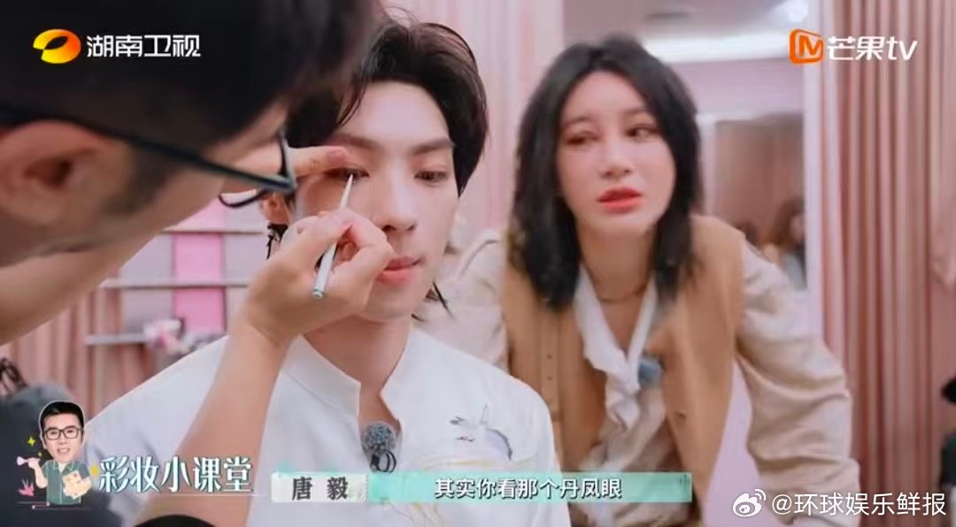 颜安丹凤眼战损妆 这波巴黎快闪造型赢麻了！丹凤眼战损妆自带故事感，执剑而立的样子
