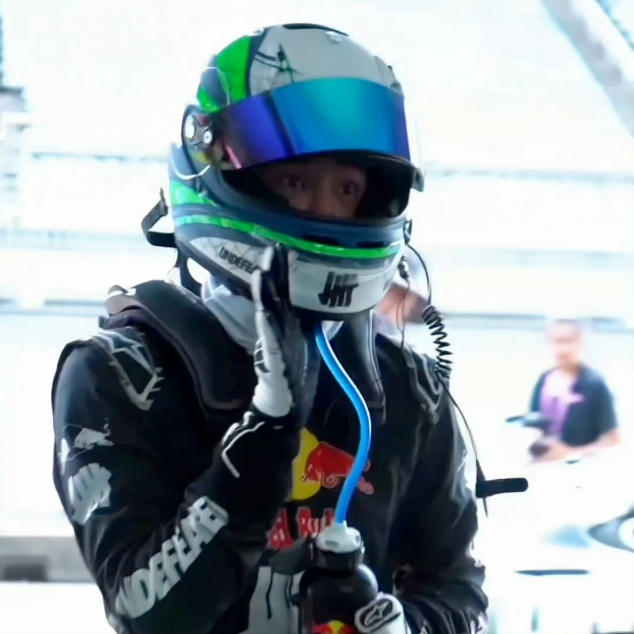 王一博练车vlog之前uno racing的练车视频下面都是摩托姐姐问王一博有没