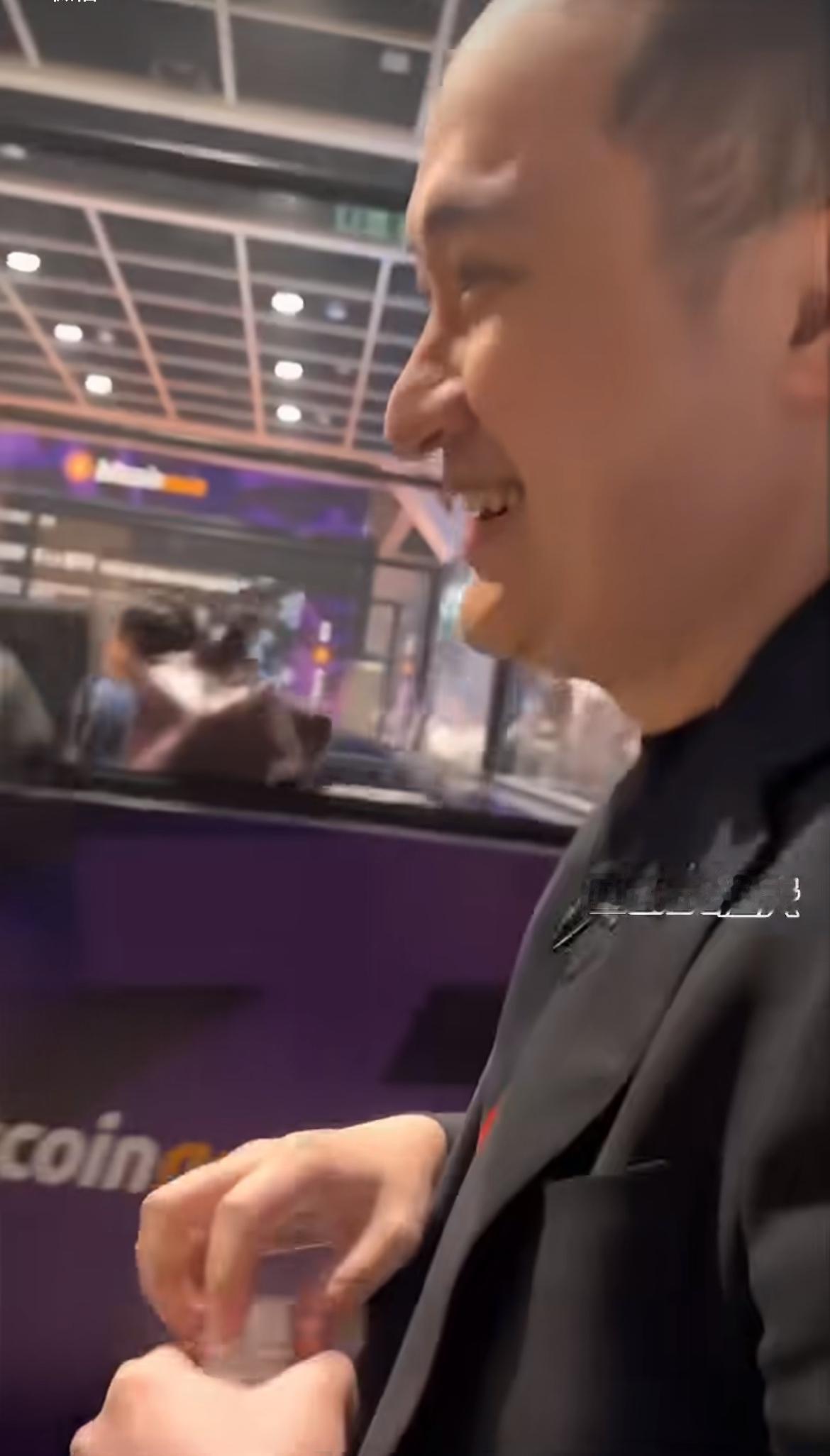 孙割被割！

孙宇晨今日现身香港，被追问怎么看待自己上热搜，孙哥怎么能给女人花钱