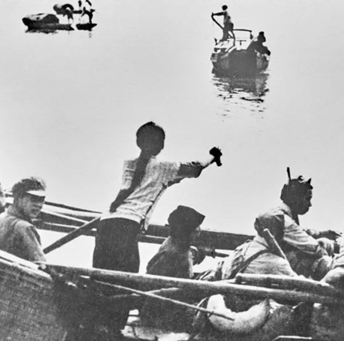 1949年，19岁的姑娘颜红英，摇着小木船运送24名解放军战士横渡长江。激战中，