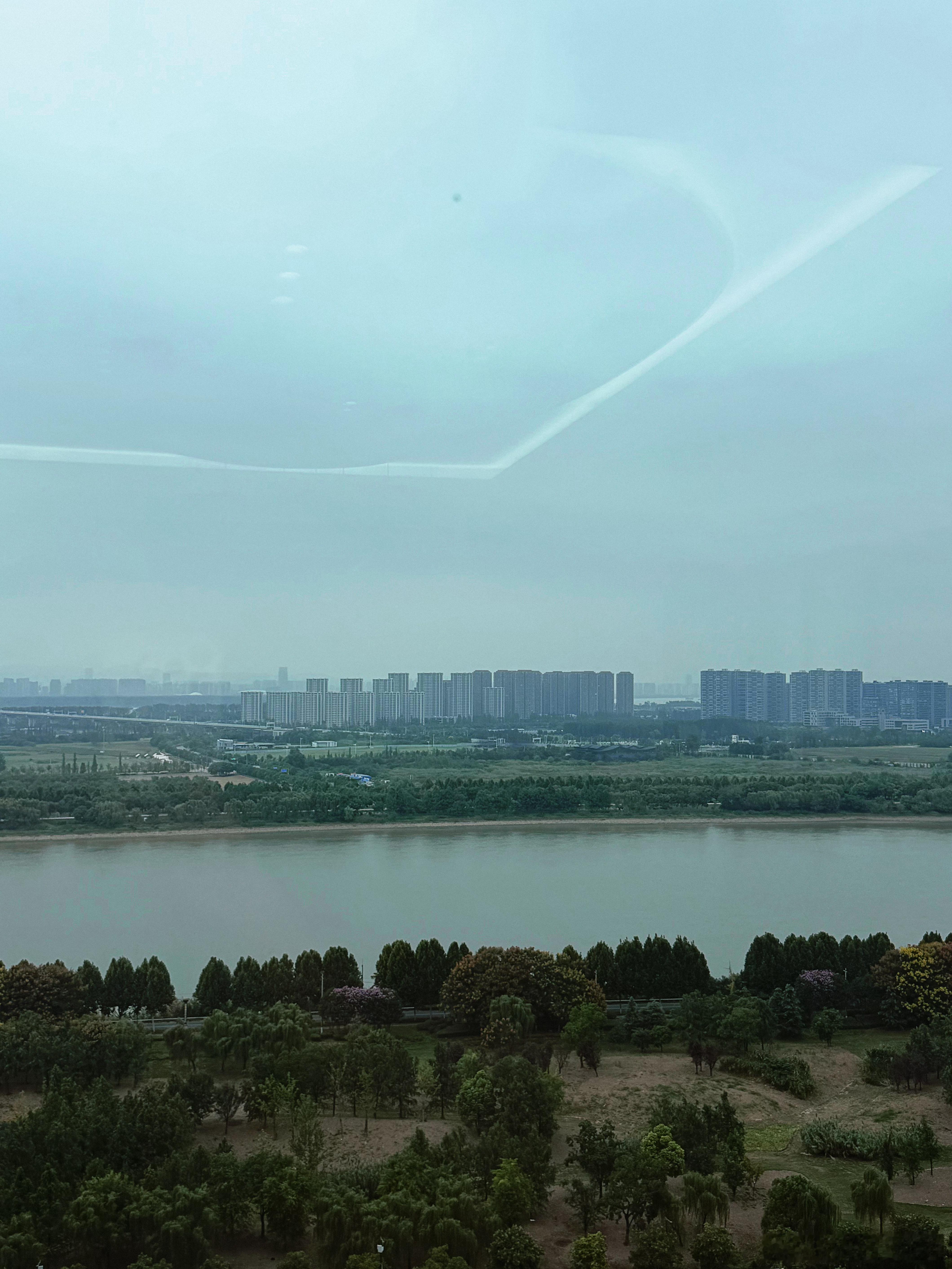 刚到家拆包裹哈哈哈，开箱喜提红旗G919，据说是实车还原，有四驱避震、多级变速，