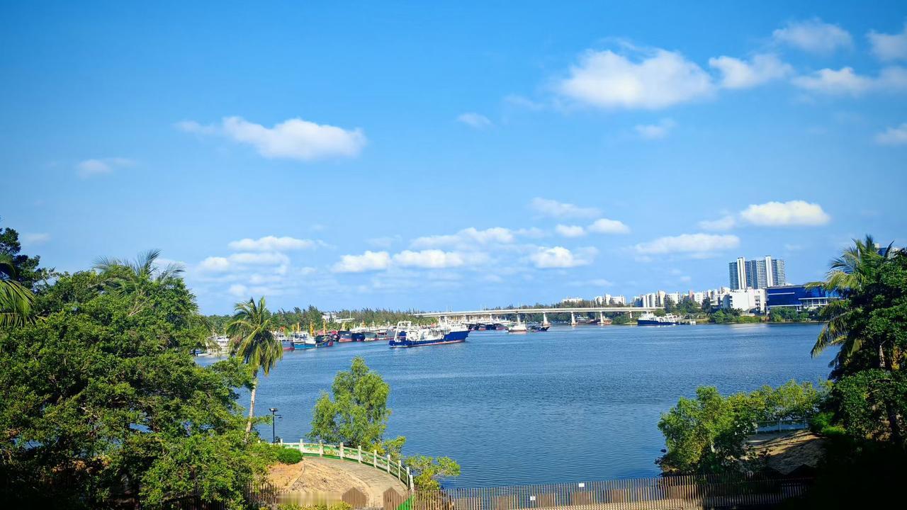 2. 天朗气清，水阔岸绿，一座城的温柔都藏在这江景里。不必追赶时光，只静静享受这