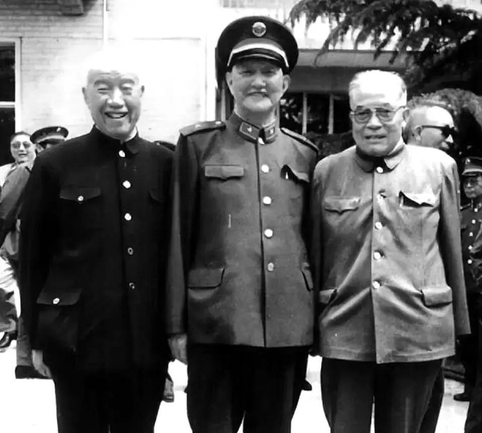 1962年2月，吉林农机厅厅长洪学智难得休息，正在家里收拾房间。这时，1位伟岸的