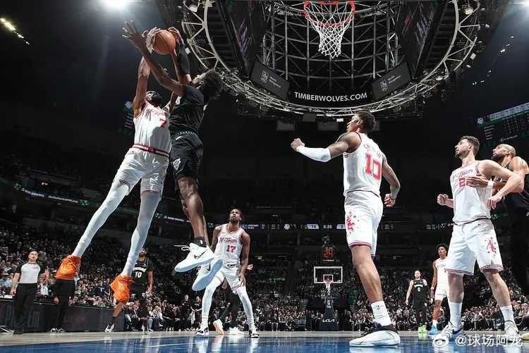 NBA常规赛继续进行，休斯敦火箭队（43胜29负）遭遇连败。虽然杜兰特得到30分