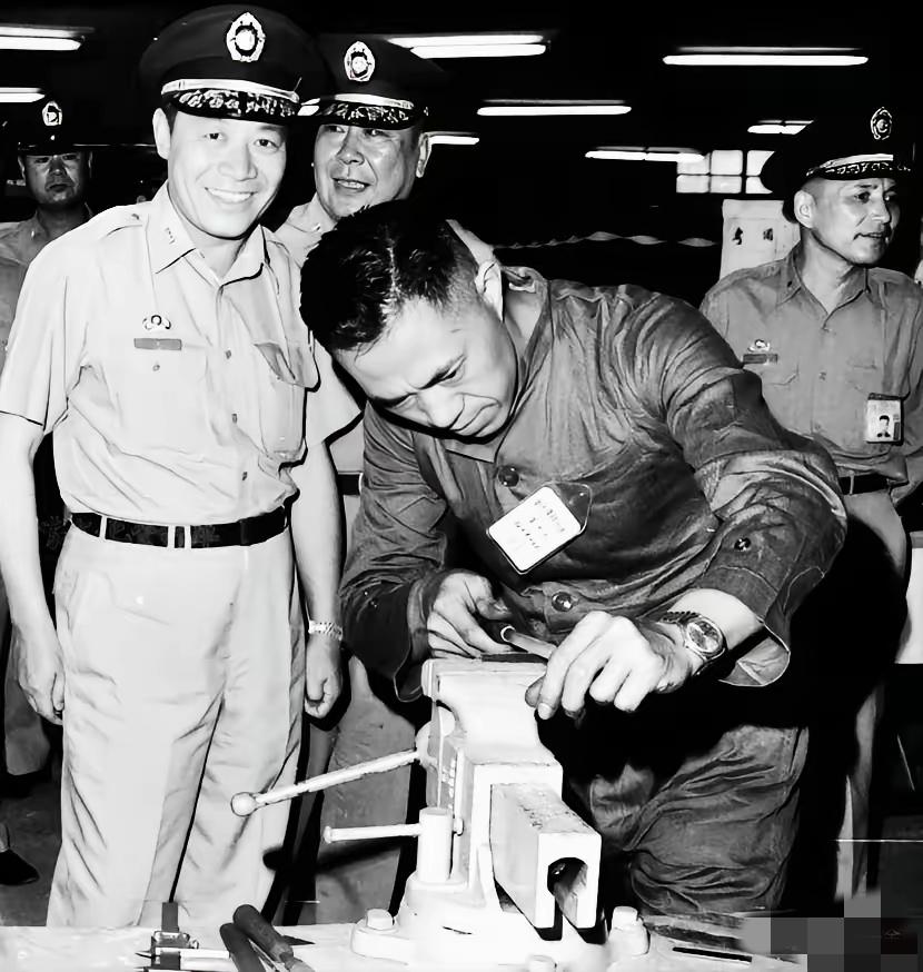 在被俘的国军将领中，周士瀛很走运，因为解放军宽宏大量给了他“投诚将领”的优待，还