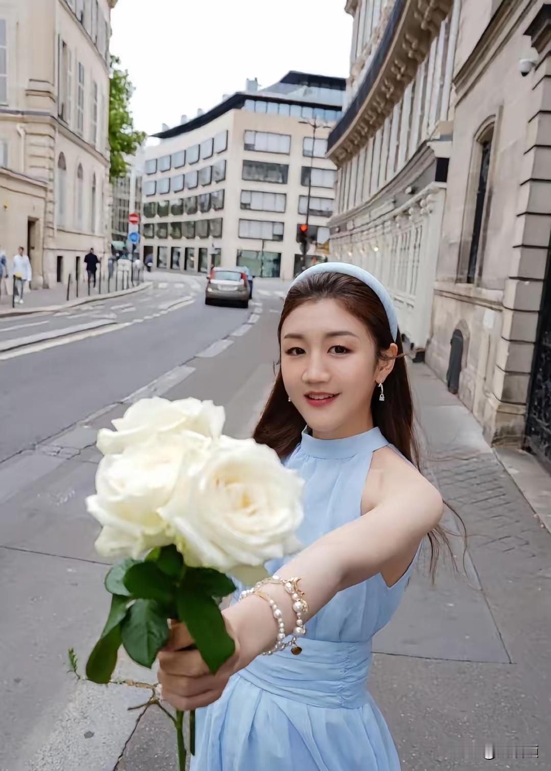 陈梦手里拿的是什么花，好漂亮