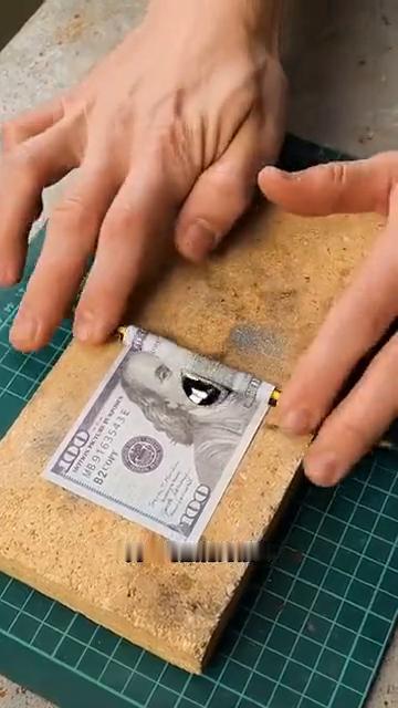 夹钱工具制作。
·在美元纸币上倒一勺融化的银料，再用铅笔从一端慢慢卷向另一端就能