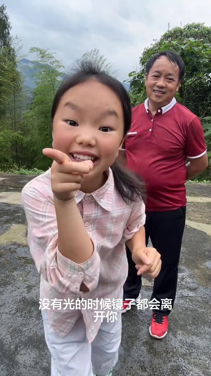 生活就是这样，现实如霜。别人只看结果，不问过往。凡事要靠自己，没有光的时候镜子都