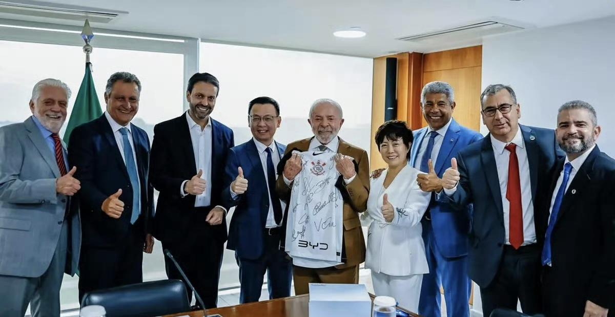 巴西和阿根廷一起给比亚迪下了10万辆新能源汽车的订单，巴西总统高兴，比亚迪高兴，