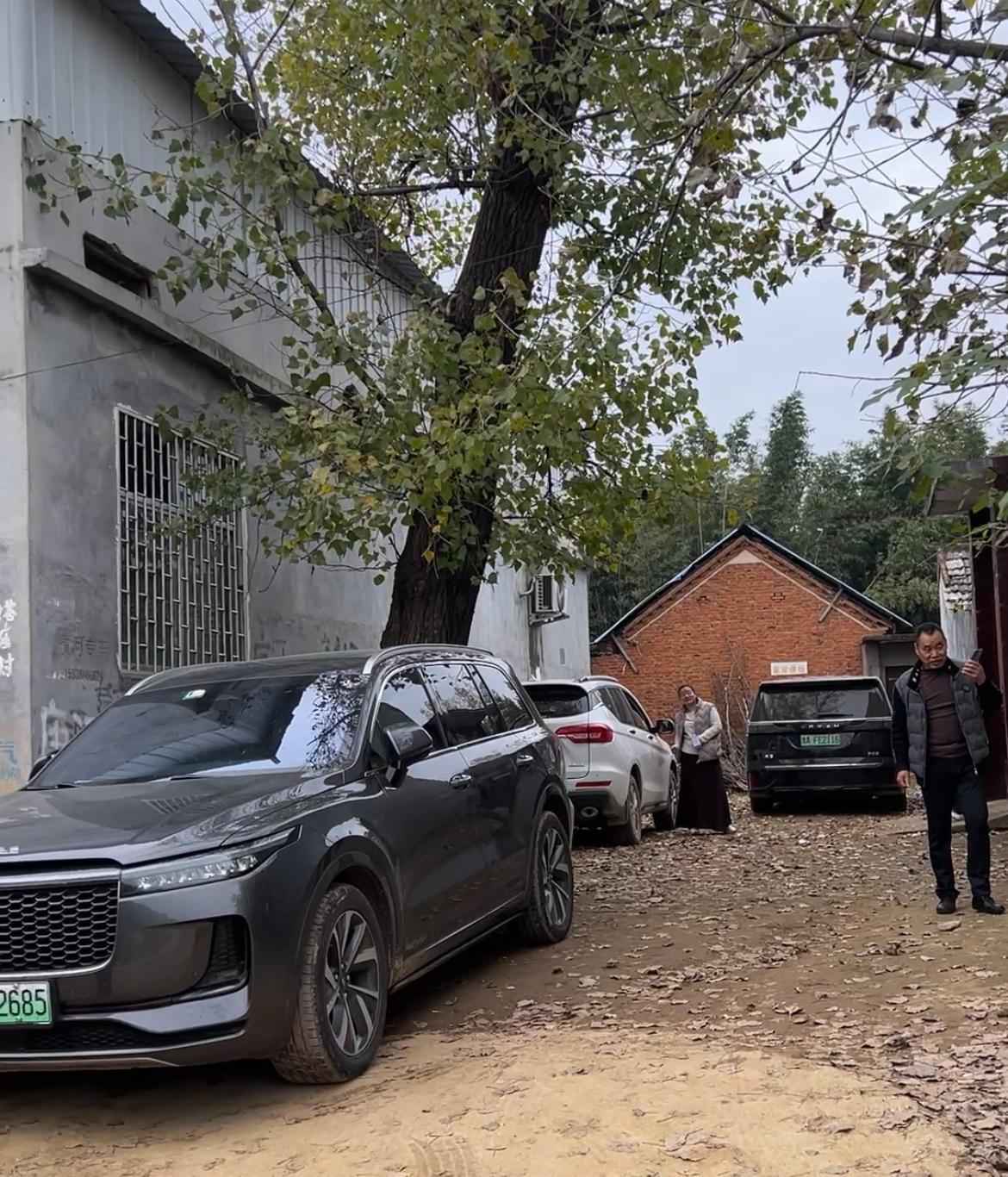 记实：看老中医的一天

昨天开车携患了很重病的老表去山村中一位世家老中医那里看病