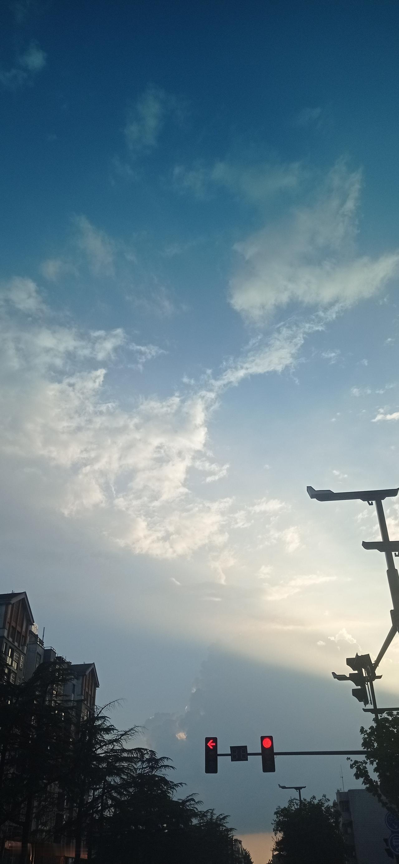 晒图笔记大赛下班后的黄昏，浓密的乌云，很美丽的天空，心情很好。你那里的天怎么样？