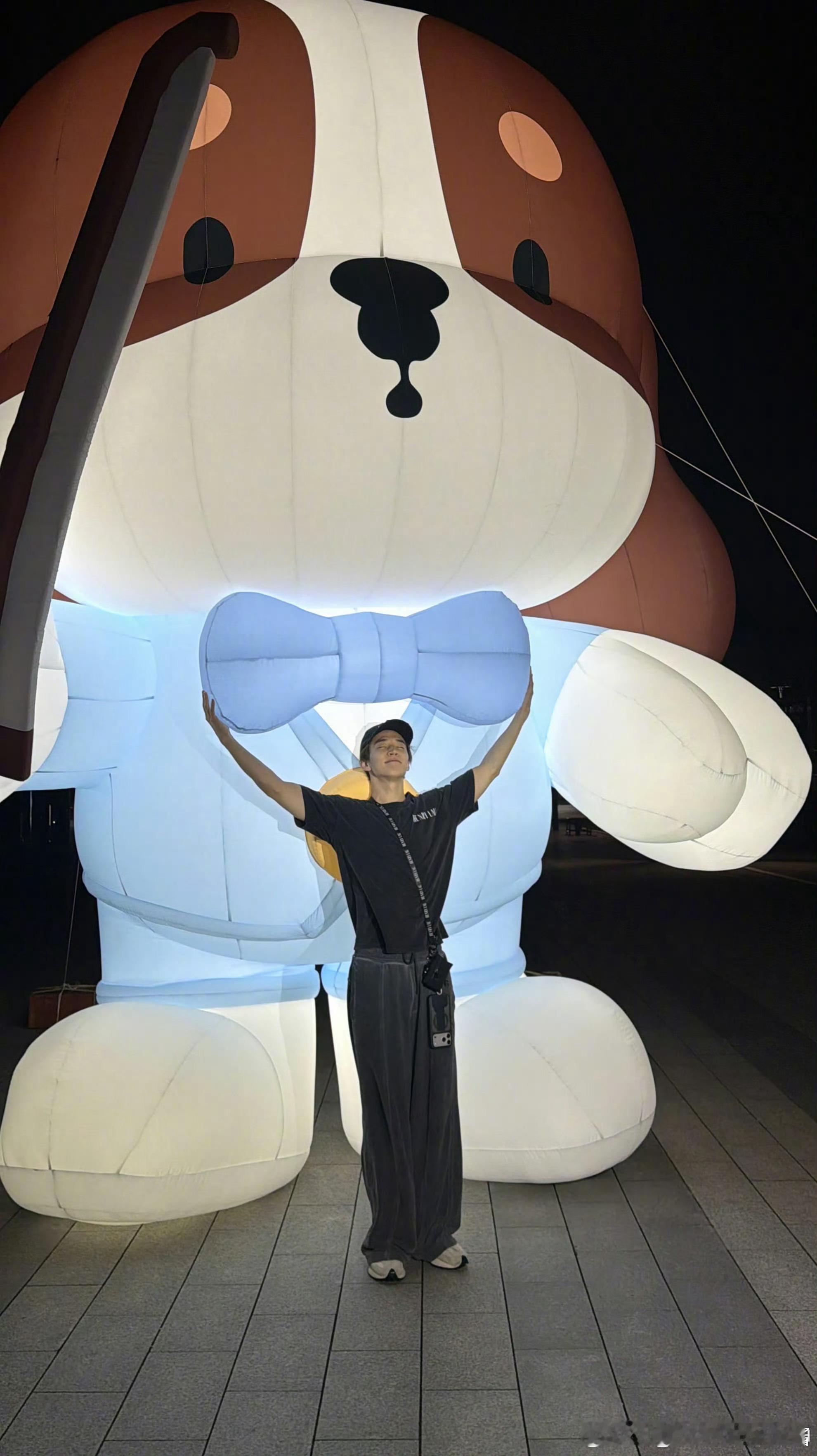刘宪华把查理做成巨型卡通 刘宪华真的好爱查理，直接搞出这么大一只充气玩偶，夜晚亮