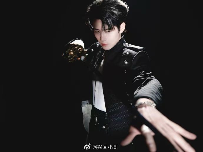 R1SE任豪回来了李怀安还是r1se任豪我都笑纳了 任豪带着新惊喜回来啦！舞台上