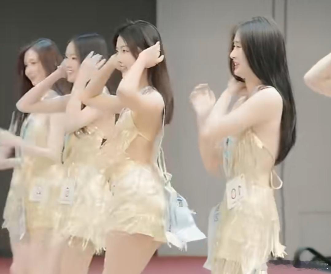 洋洋高锐”风·怎么说◎爱了……就想时时刻刻陪伴着她◎瞧，又是一番红素她在舞台上格