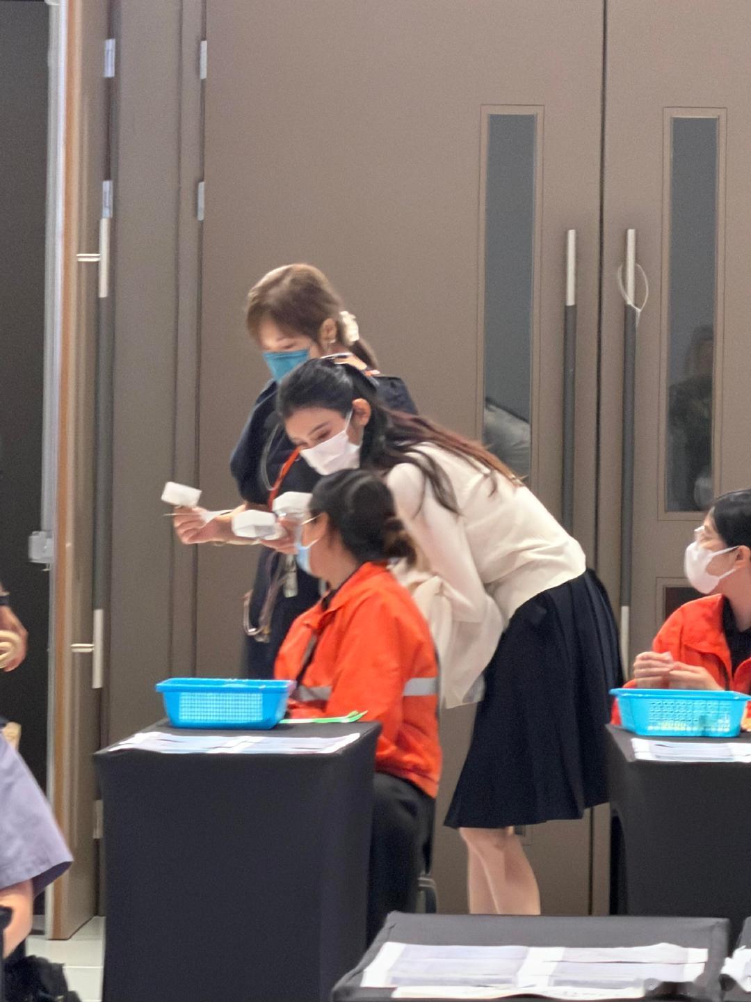偶遇奚梦瑶看EXO演唱会奚梦瑶来看EXO演唱会了偶遇奚梦瑶看EXO演唱会，扎发白