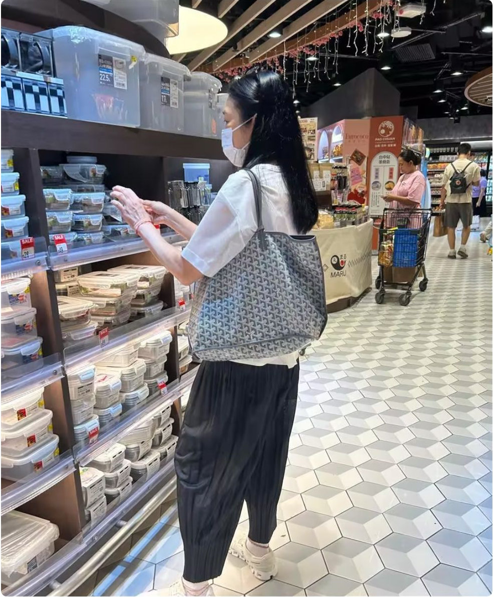 香港超市偶遇刘德华妻子，60岁朱丽蒨黑发浓密惹人羡慕 