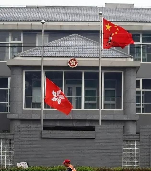 想不明白，香港既不向中央纳税，又没有中央财政拨款，还不发地方债，钱到底从哪里来？