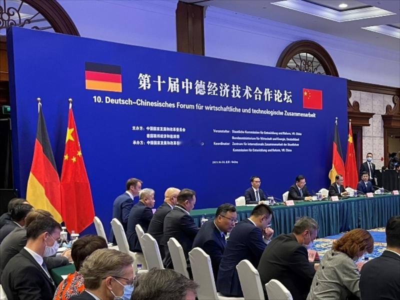 中德合作对德国经济意义重大，堪称德国经济的“救命稻草”。2025年中国超越美国，