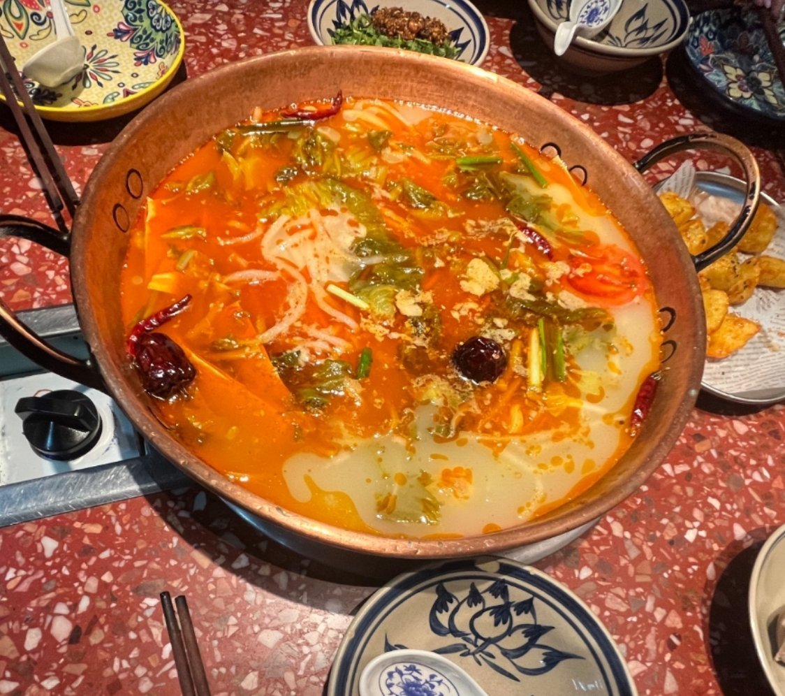 易烊千玺 晚上大家都吃的什么！我吃的贵州酸汤火锅，好好吃太爱又酸又辣的东西了 