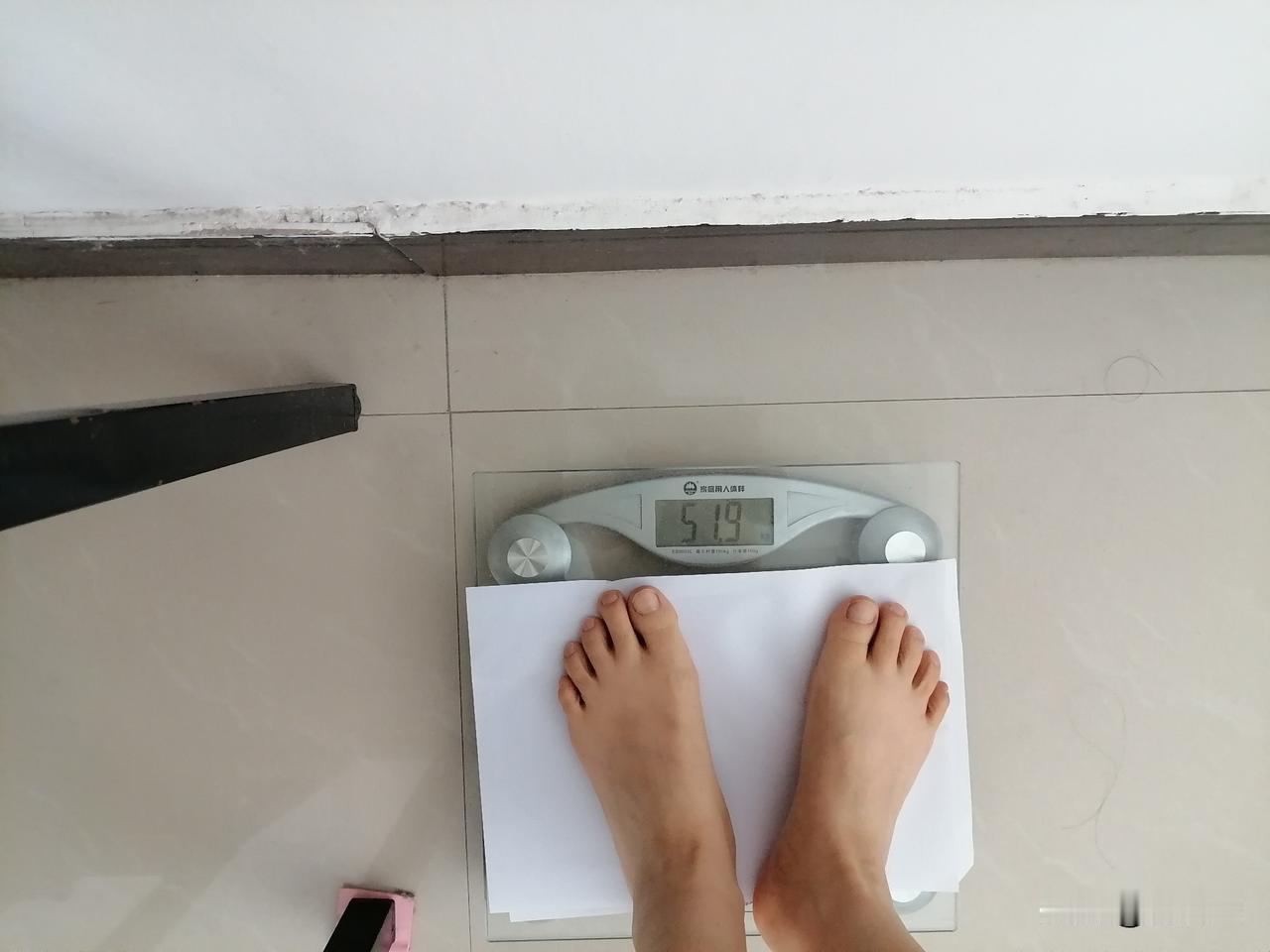 早晨起来站到体重秤上，数字竟然是51.9公斤。我现在竟然不到104斤。

真是踏
