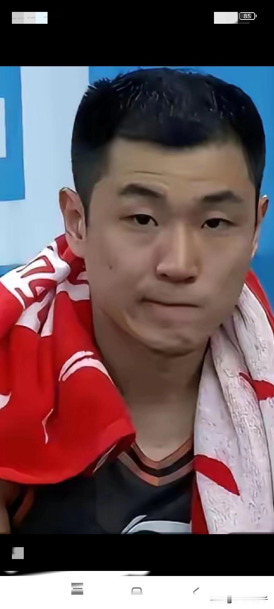 昨晚虽然山东男篮赢了，但是对于高诗岩来说，是一个失意的，不祥之夜。高铁的勇猛顽强