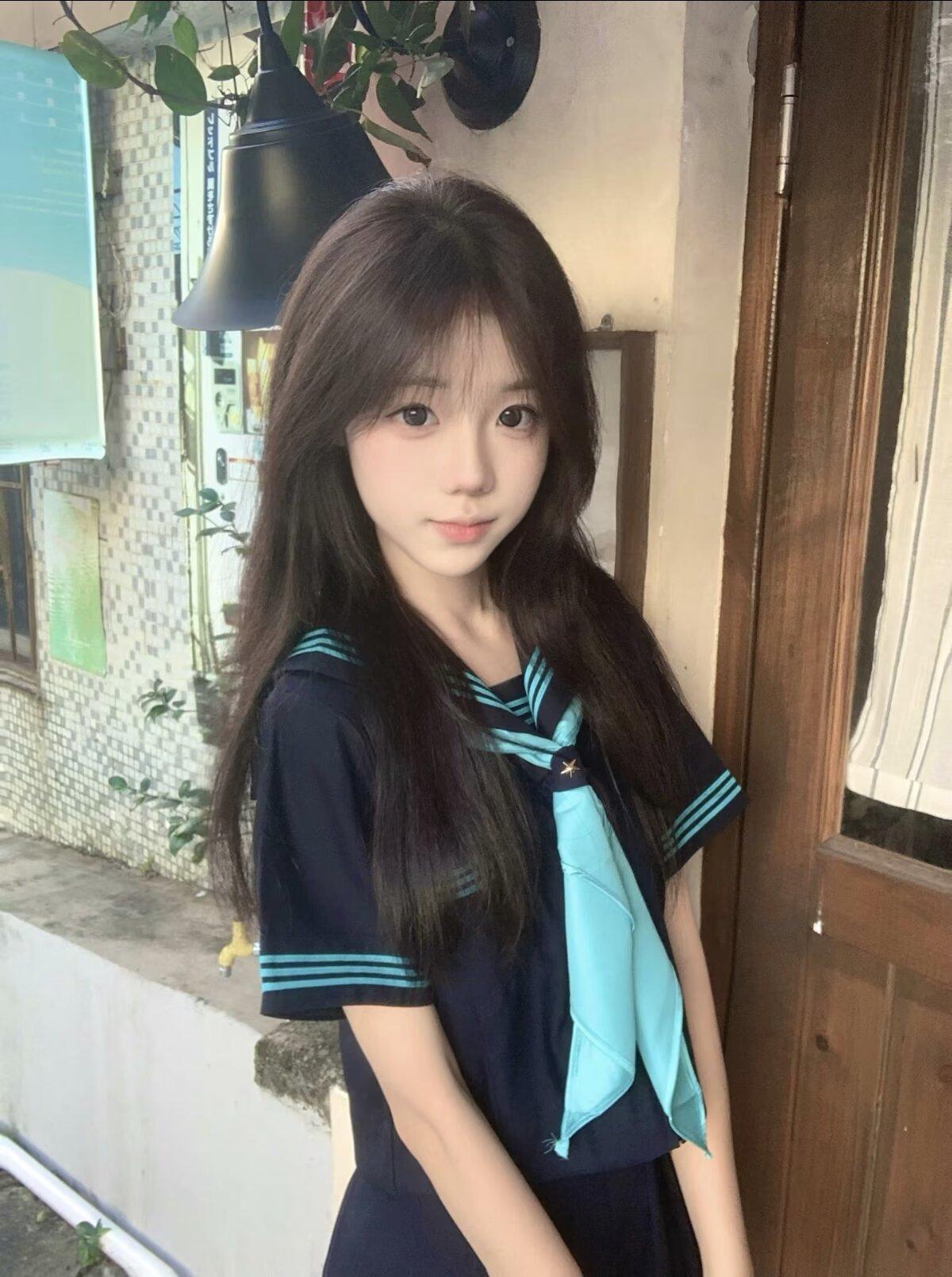 甜学妹你会喜欢学院风格穿着的女生吗?蓝白配色的校园感穿搭
这组穿搭也太戳人了吧！