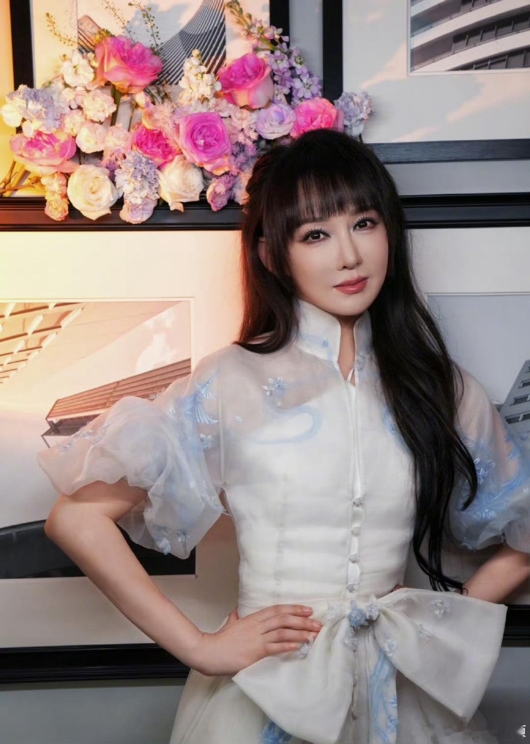 高旭萨顶顶合唱声鸣远扬冠军诞生夜，高旭、萨顶顶合作《借过一下》，期待这场顶级音乐