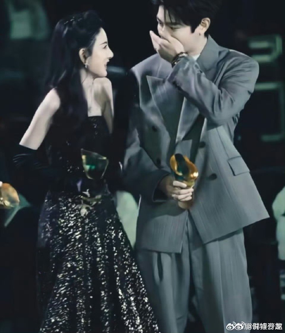 宋祖儿丁禹兮热聊丁禹兮宋祖儿内场热聊微博之夜内场  老友式热聊太戳人！宋祖儿丁禹