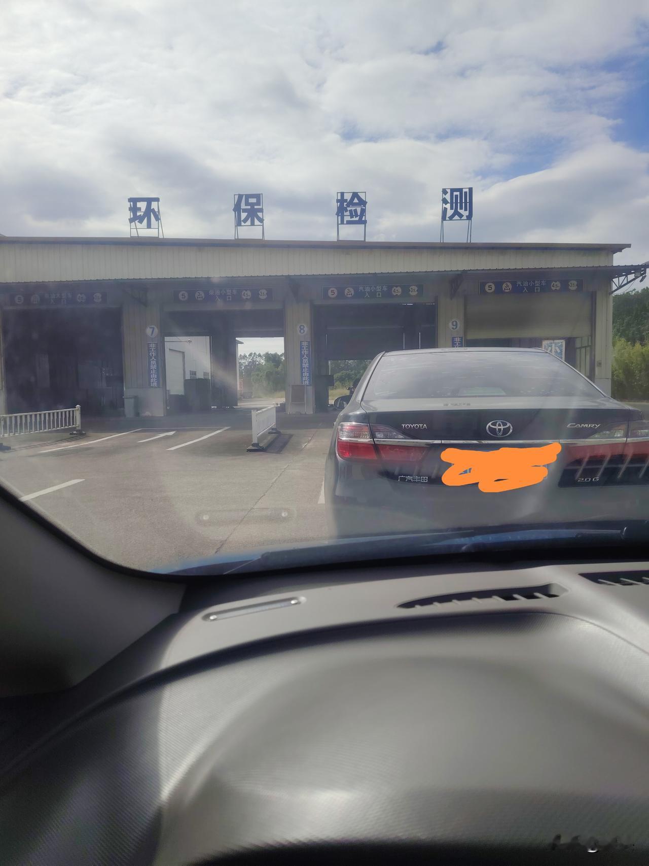 受朋友所托，我帮审他的小车。他的小车车龄十年了，不过还好的是里程不到十万，让我忐