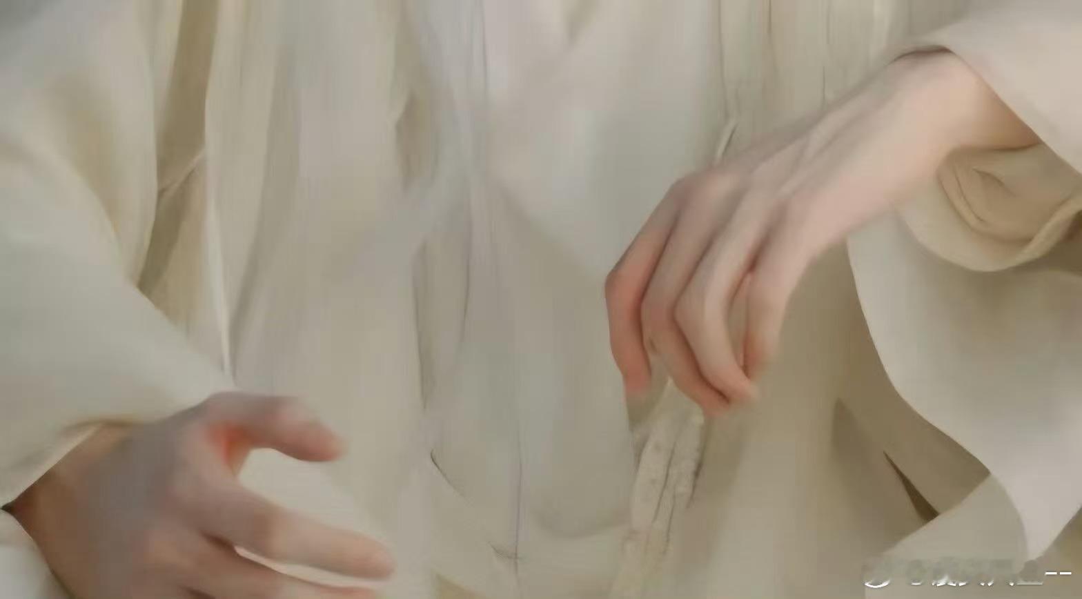 曾舜晞这个青筋大手小红唇 那只大手，每一处青筋都像是力量的象征，而小小的红唇则像