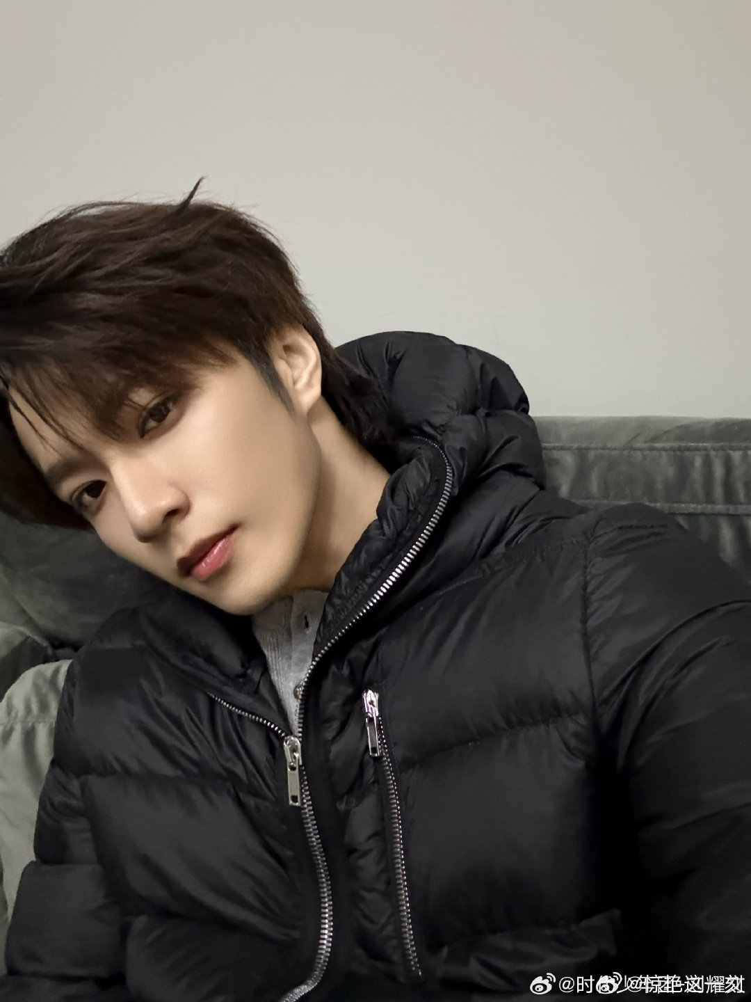 刘耀文亲签棒球被粉丝喊价10万 有粉丝晒出抽中刘耀文亲签棒球的视频，评论区从几万