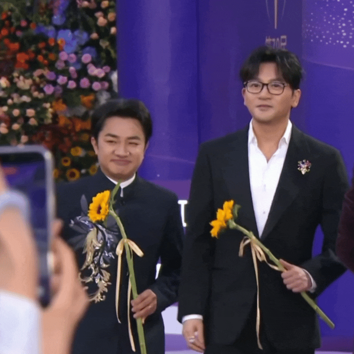 王祖蓝红毯常驻花童花童王祖蓝这回真拿花了 王祖蓝拿向日葵的样子太乖了，跟当年给李