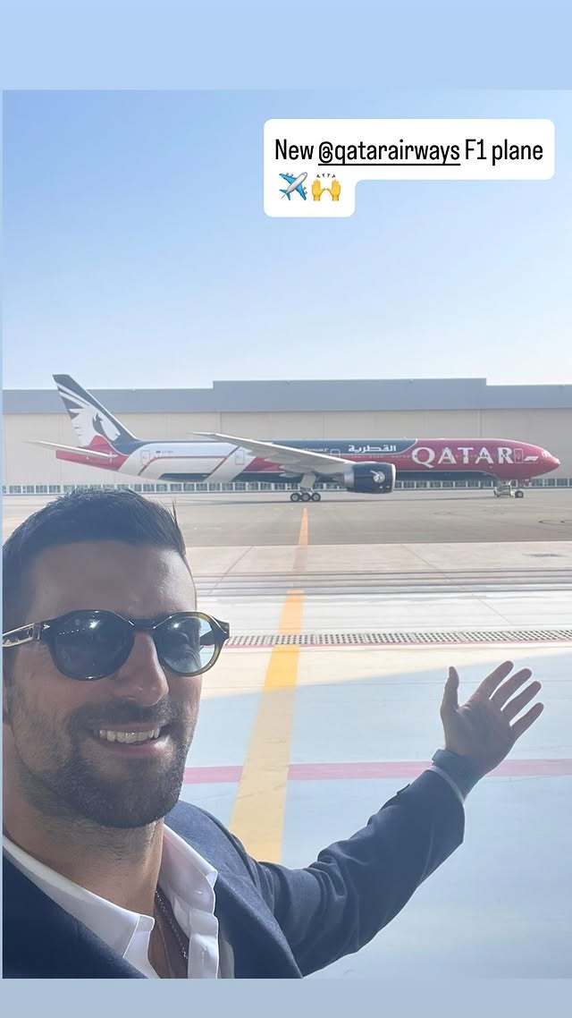 这位帅哥是卖飞机还是卖赛车？