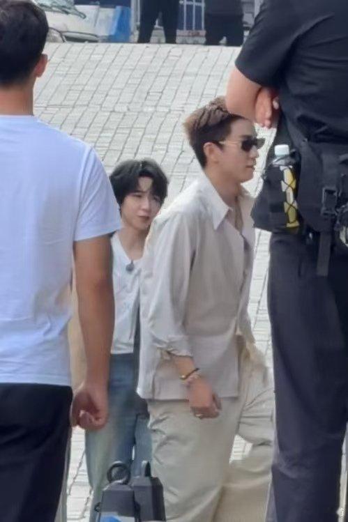 贺峻霖带桃花坞参观时代峰峻 贺峻霖回时代峰峻怎么给徐志胜跪了 跟着贺峻霖参观还有
