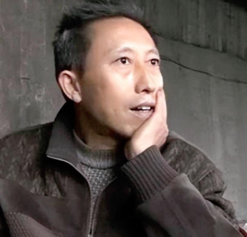 住在窑洞里，每天两包烟一斤酒，对着彩票一研究就是10年......这就是四川遂宁