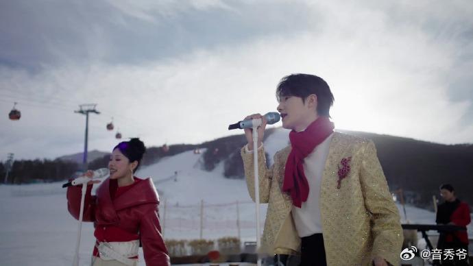 滑雪偶遇蒋敦豪和万妮达 滑雪挖到宝藏现场！蒋敦豪万妮达的演出超燃，还解锁了赫哲族