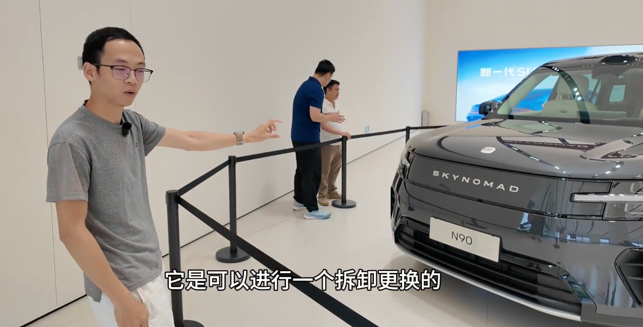小米澎程的前面盖板是可以拆卸更换的，这有点意思。 