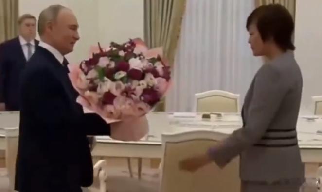 安倍昭惠见普京痛哭流涕，克宫这一幕看傻西方媒体，这其中有啥内情？2025年5月2