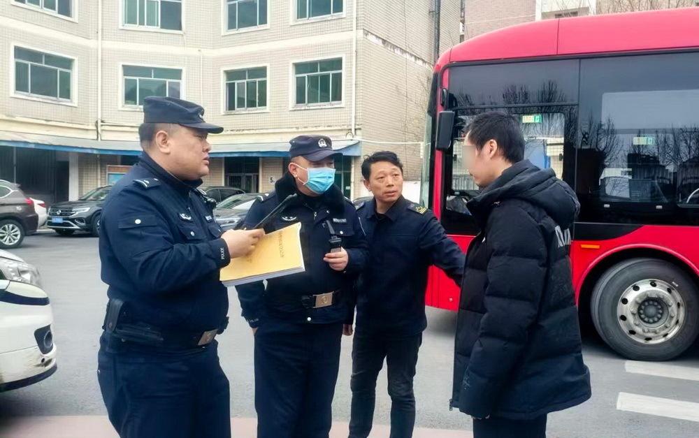 【暖心守护！合肥公交司机细心救助迷途乘客 】2月25日下午，合肥公交集团316路