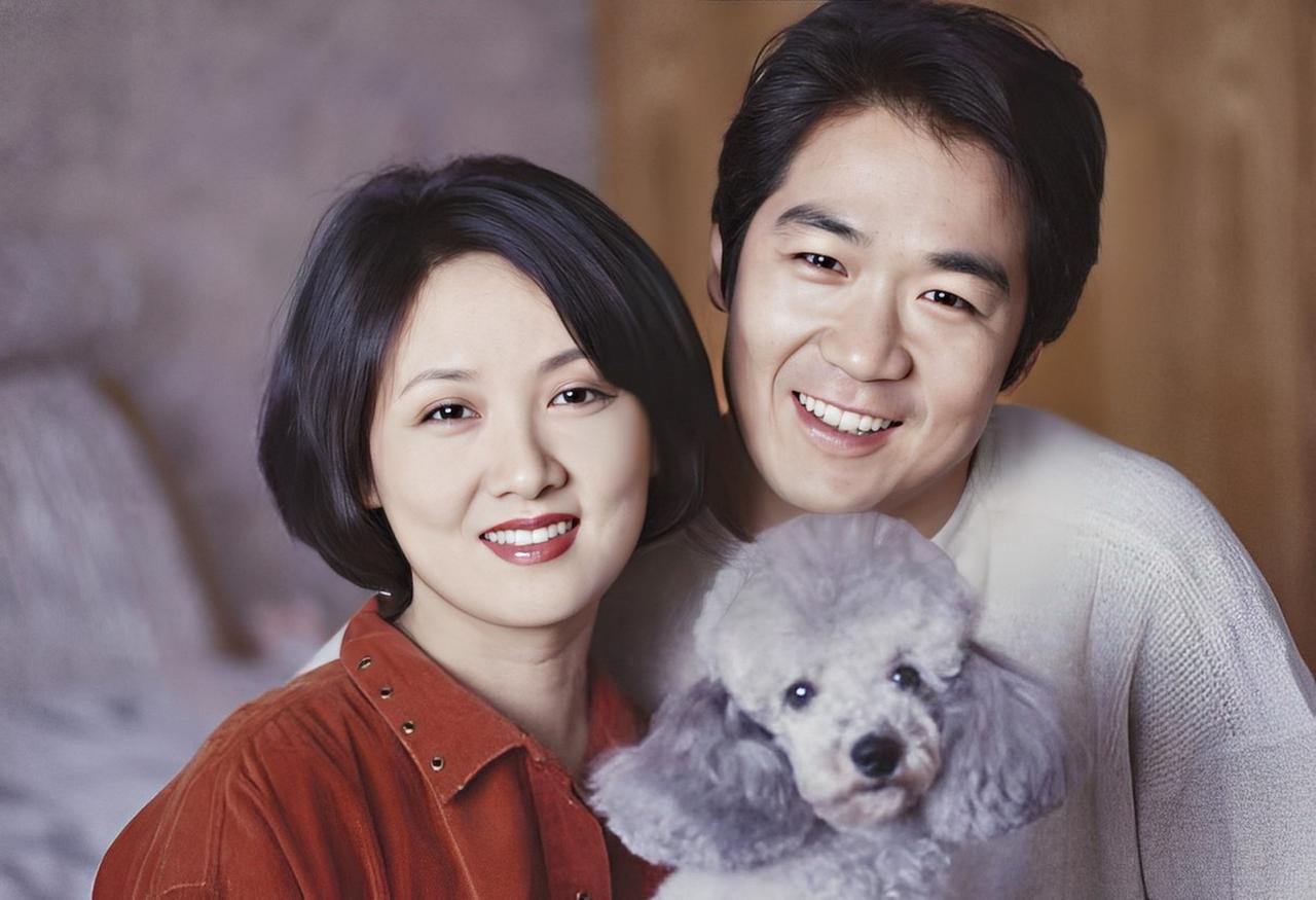 2012年，主持突然问张默：“你会认可邓婕，喊她妈妈吗？”而张默的回复，瞬间让邓