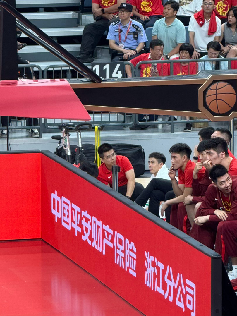 赵继伟崴脚下场，在场边接受治疗。中国男篮vs澳大利亚男篮