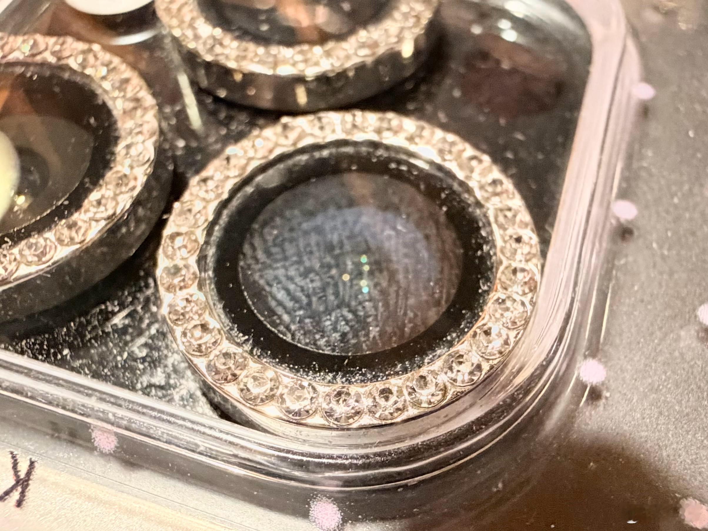 韭妹手机镜头上这个是啥啊？怎么也擦不掉，这已经是刚用酒精湿巾擦过的了，现在拍啥都