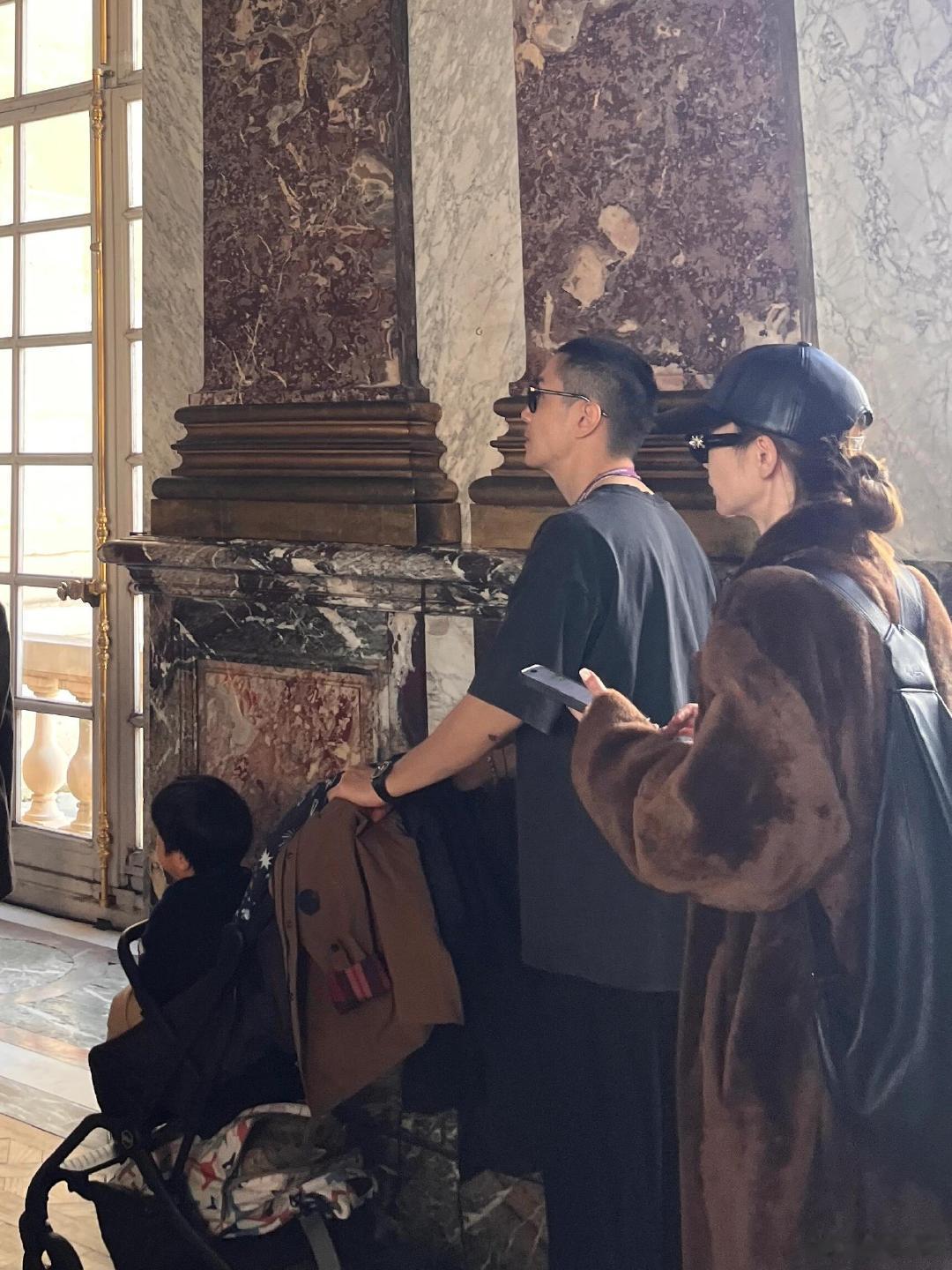 巴黎凡赛尔宫偶遇戚薇李承铉一家三口网友在巴黎凡赛尔宫偶遇戚薇李承铉一家三口，两夫