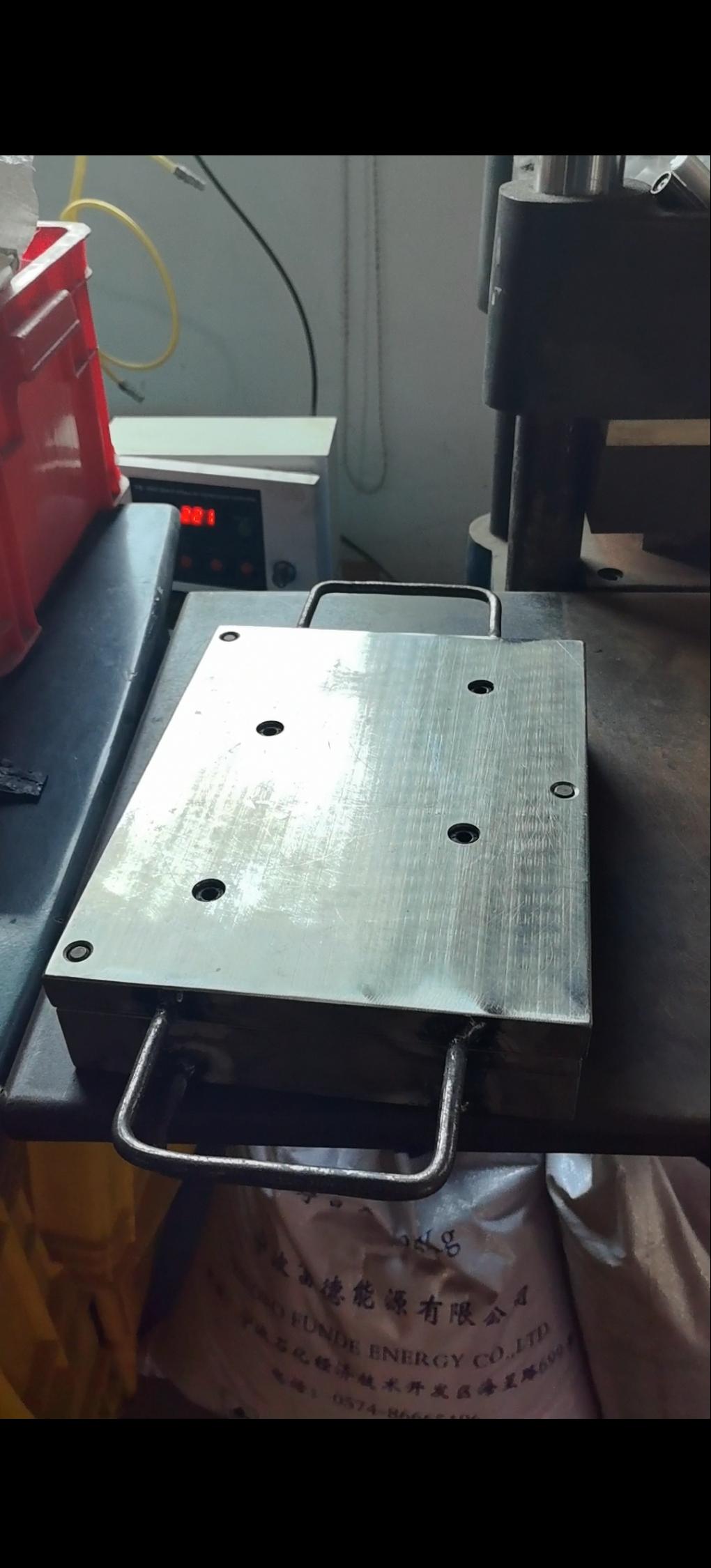 老板新做了一副模具。昨天和今天都在试新品。本来今天下午4:30就下班了，原以为和