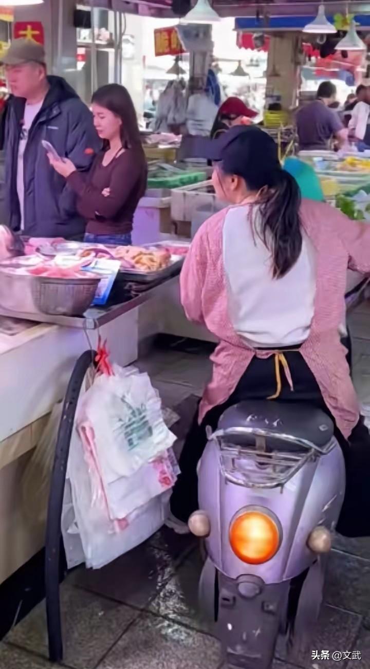 女子骑着电动车带着儿子在菜市场买菜，看见丈夫带着个漂亮的女人，正娇滴滴地说要吃鱼