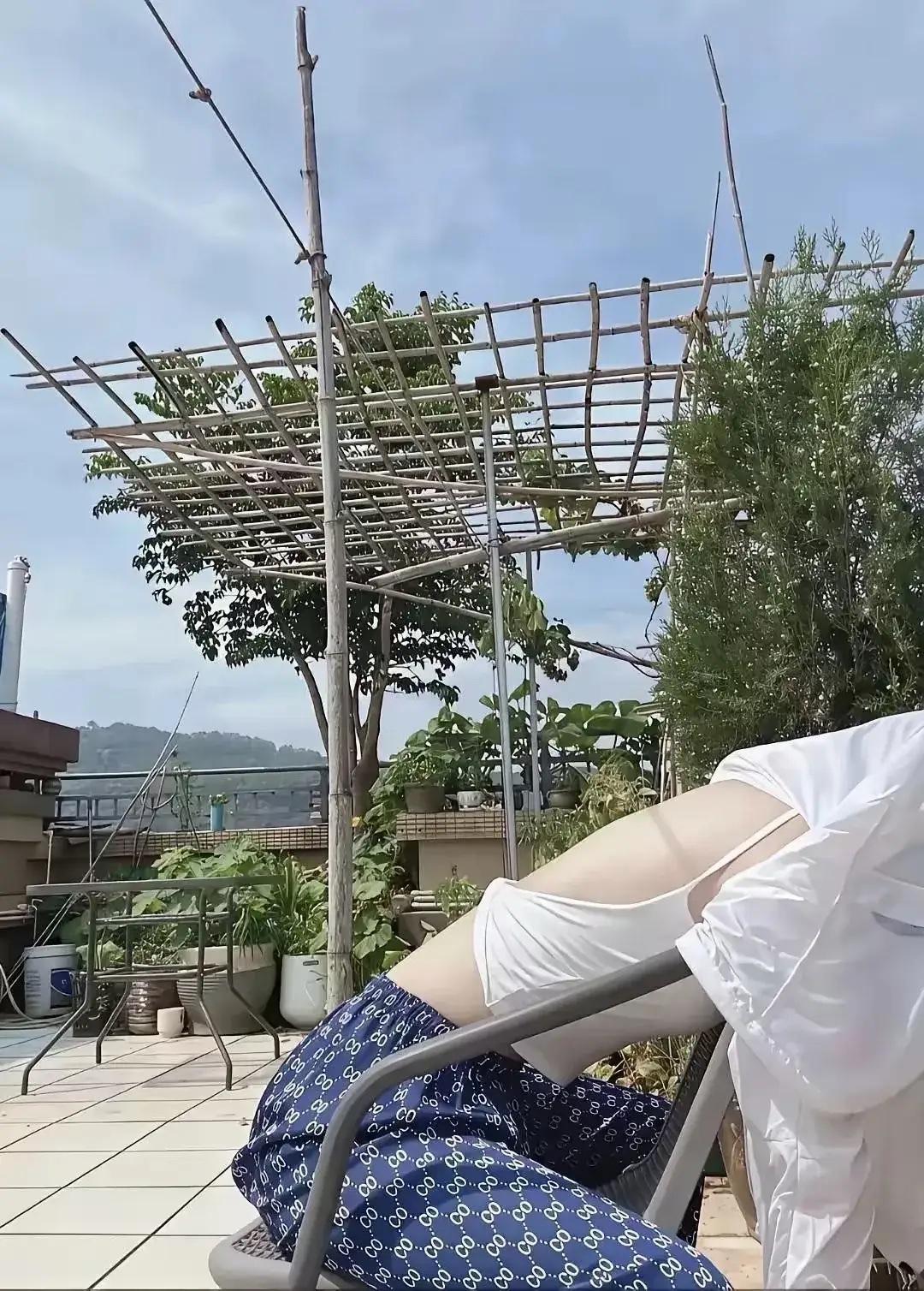 西安一女子40度高温晒背，一看这白嫩皮肤就是闹着玩的，她就不懂晒背的正常操作要求