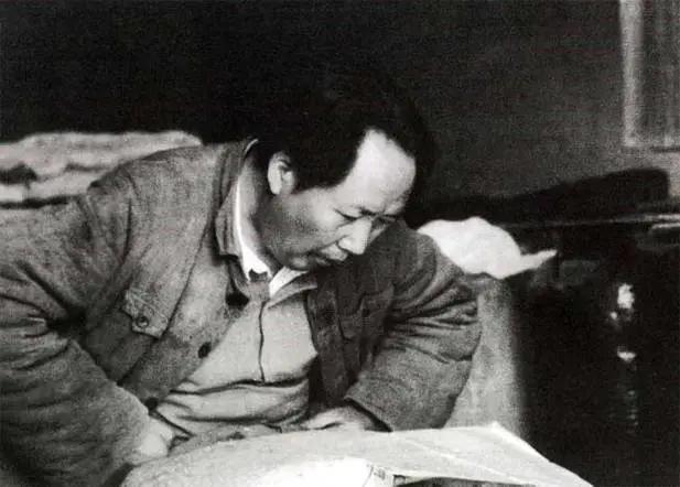 1946年东北最困难时刻毛主席给林彪发报：东北作战需做长期打算。

1946年4